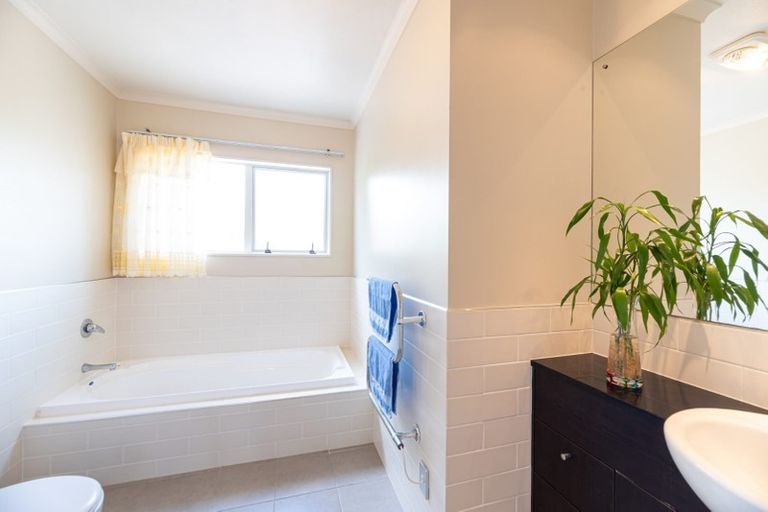 Photo of property in 14 Bridgefield Crescent, Flat Bush, Auckland, 2016