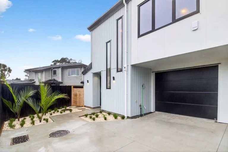 Photo of property in 121d Vodanovich Road, Te Atatu South, Auckland, 0610