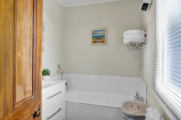 Photo of property in 13 Chilman Street, Strandon, New Plymouth, 4312