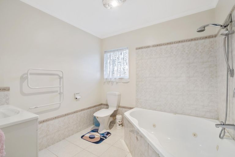 Photo of property in 12 Pistachio Place, Goodwood Heights, Auckland, 2105