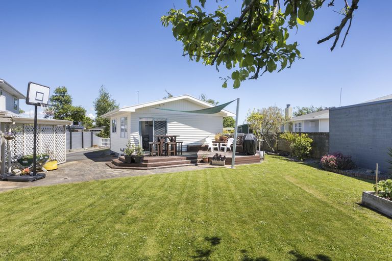 Photo of property in 17 Abraham Crescent, Milson, Palmerston North, 4414