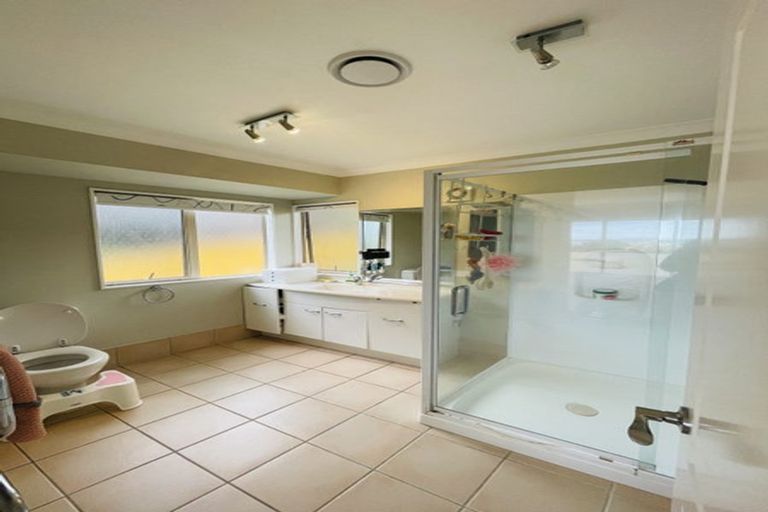 Photo of property in 10 Bonnard Place, West Harbour, Auckland, 0618