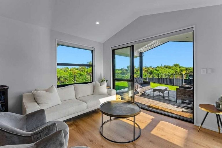 Photo of property in 82 Hayfield Way, Karaka, Papakura, 2113