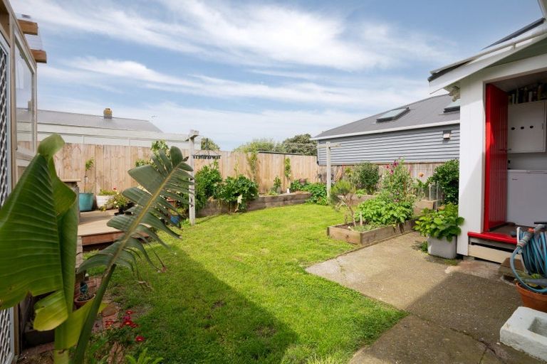 Photo of property in 40 Apu Crescent, Lyall Bay, Wellington, 6022