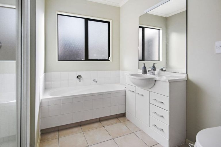 Photo of property in 17 Ashmere Lane, Weymouth, Auckland, 2103