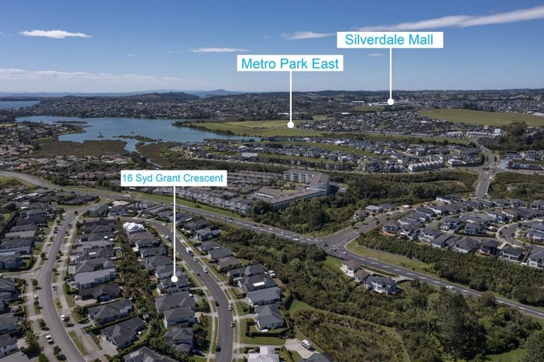 Photo of property in 16 Syd Grant Crescent, Orewa, 0931