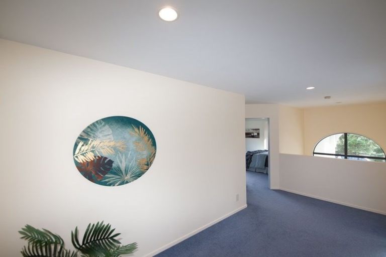 Photo of property in 33 Amesbury Drive, Churton Park, Wellington, 6037