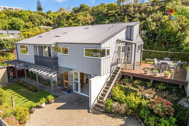 Photo of property in 2 Taka Grove, Normandale, Lower Hutt, 5010