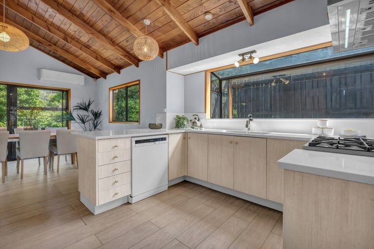 Photo of property in 14 Deverell Place, Northcross, Auckland, 0632