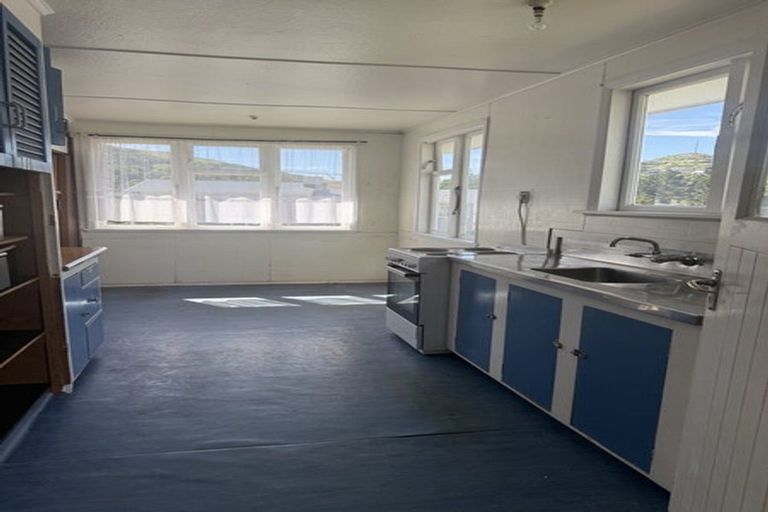 Photo of property in 8 York Place, Cannons Creek, Porirua, 5024