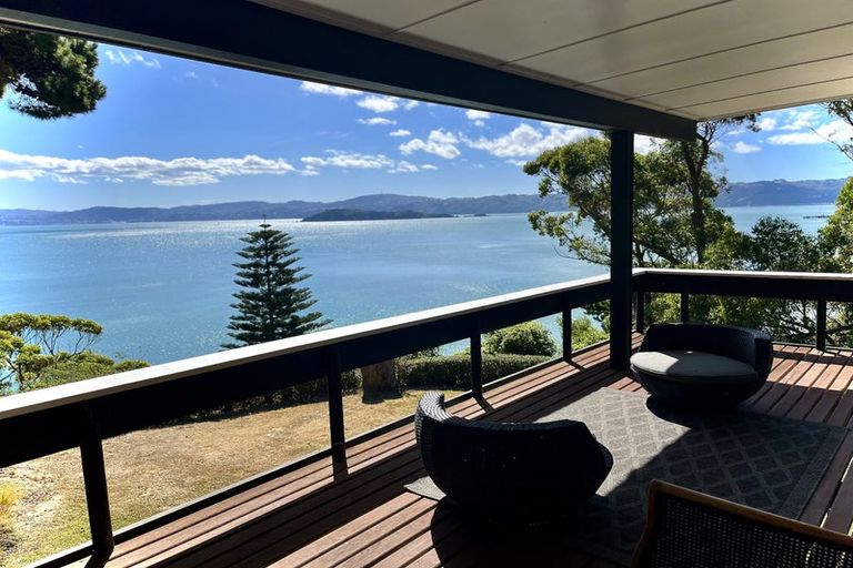 Photo of property in 11 Richmond Road, Mahina Bay, Lower Hutt, 5013