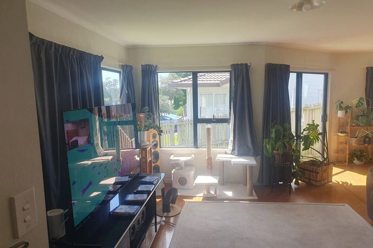 Photo of property in 1/20 Barbados Drive, Unsworth Heights, Auckland, 0632