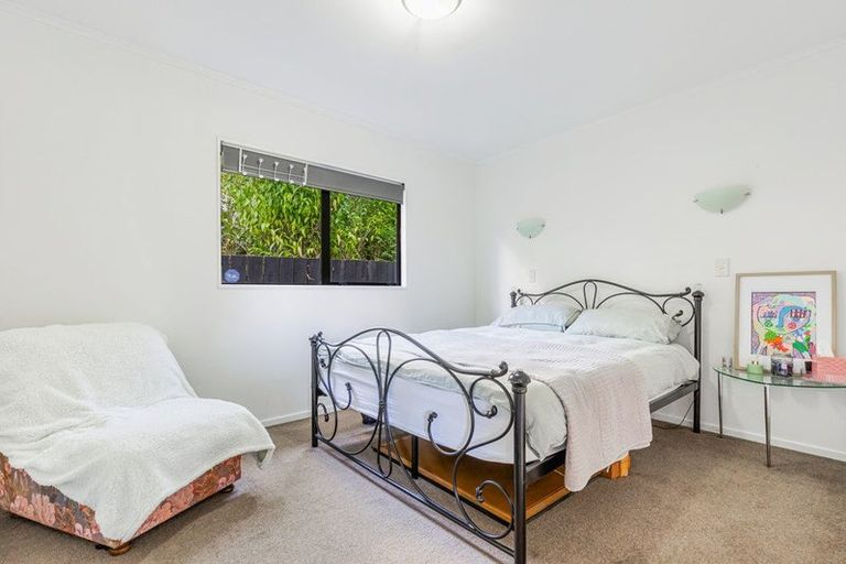 Photo of property in 1/6 Peterhouse Place, West Harbour, Auckland, 0618