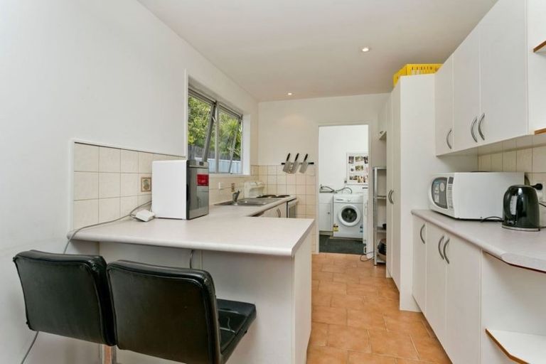 Photo of property in 2/12 Wanita Place, Totara Vale, Auckland, 0629
