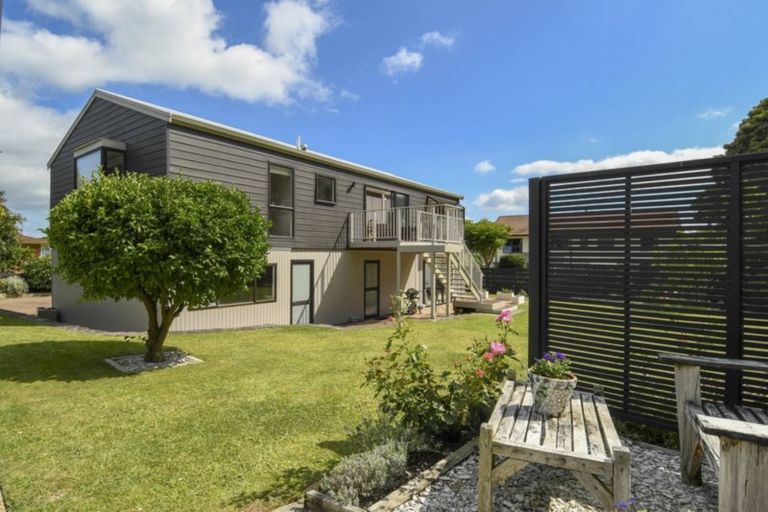 Photo of property in 2 Gellibrand Place, Omokoroa, 3114