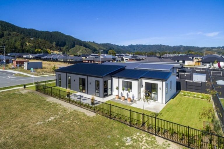 Photo of property in 10 Buddle Road, Wallaceville, Upper Hutt, 5018