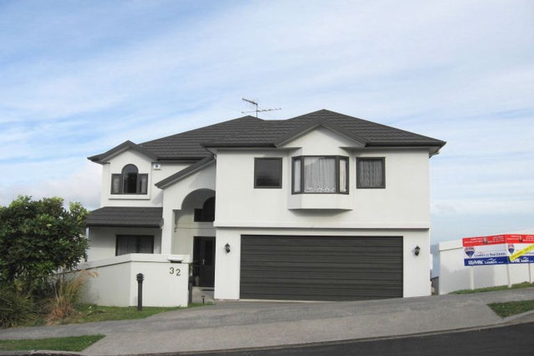 Photo of property in 32 Dress Circle, Newlands, Wellington, 6037