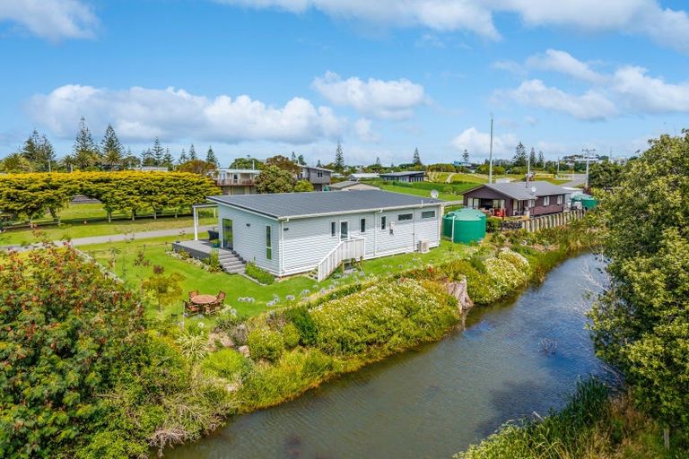 Photo of property in 4 Pinedale Crescent, Riversdale Beach, Masterton, 5872