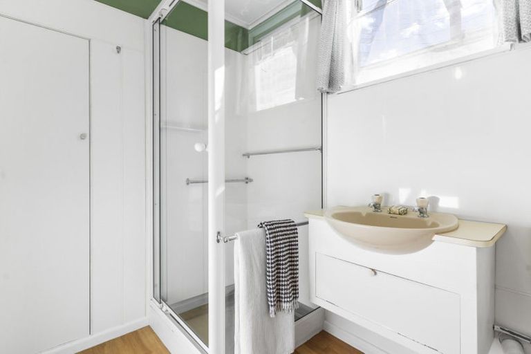 Photo of property in 16 Tui Vale Road, Shelly Park, Auckland, 2014