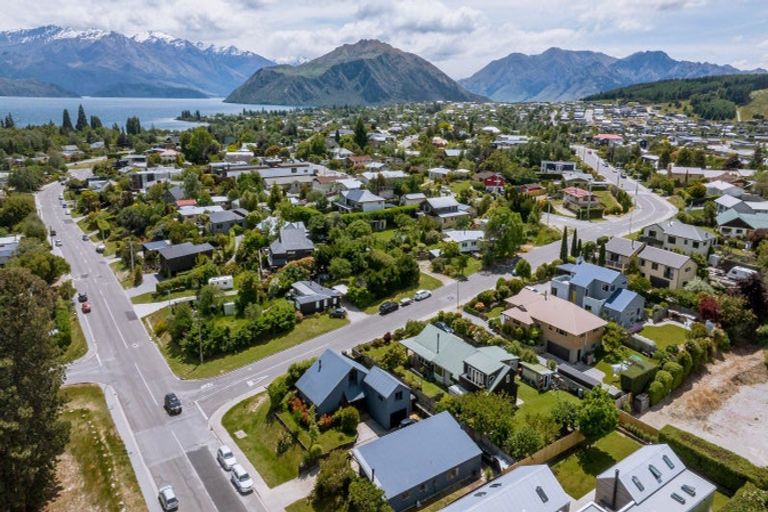 Photo of property in 1 Totara Terrace, Wanaka, 9305