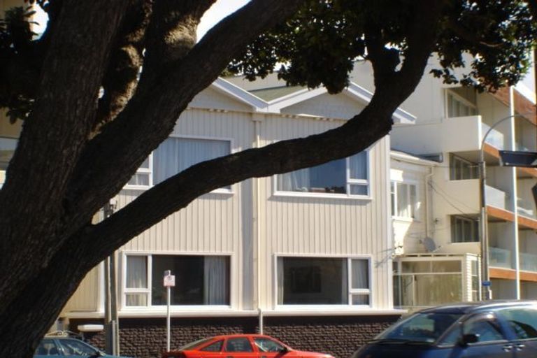 Photo of property in 82 Oriental Parade, Oriental Bay, Wellington, 6011