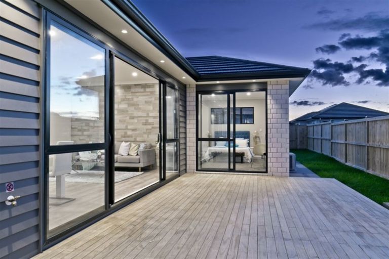 Photo of property in 7 Len Ireland Drive, Kumeu, 0810