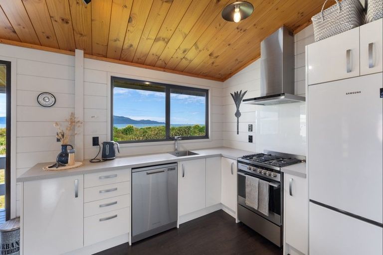 Photo of property in 15 Waiheke Street, Waikanae Beach, Waikanae, 5036