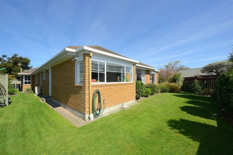 Photo of property in 2 Broadfell Avenue, Avonhead, Christchurch, 8042