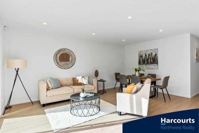 Photo of property in 5/18 Ranui Station Road, Ranui, Auckland, 0612