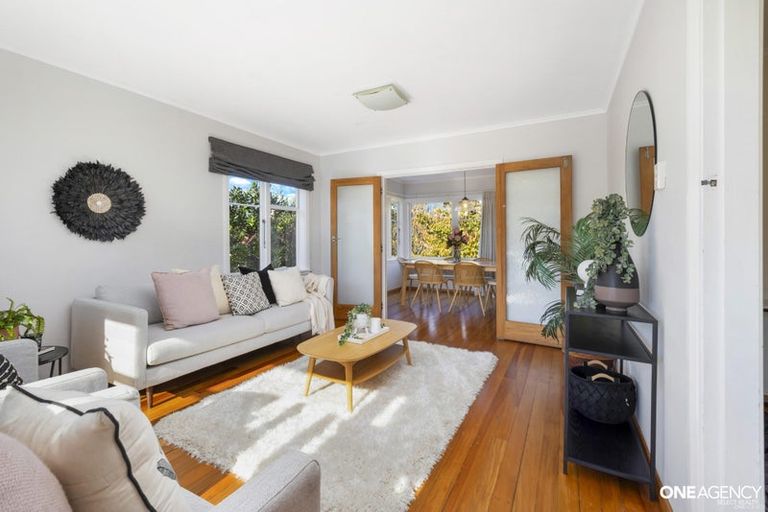Photo of property in 9 Woodstock Terrace, Tawa, Wellington, 5028