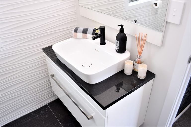 Photo of property in 11 Waipunahau Road, Waikanae, 5036