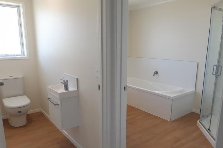 Photo of property in 18 Coolen Place, Tuakau, 2121