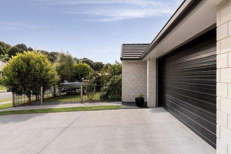 Photo of property in 6 Lakeside Terrace, Omokoroa, 3114