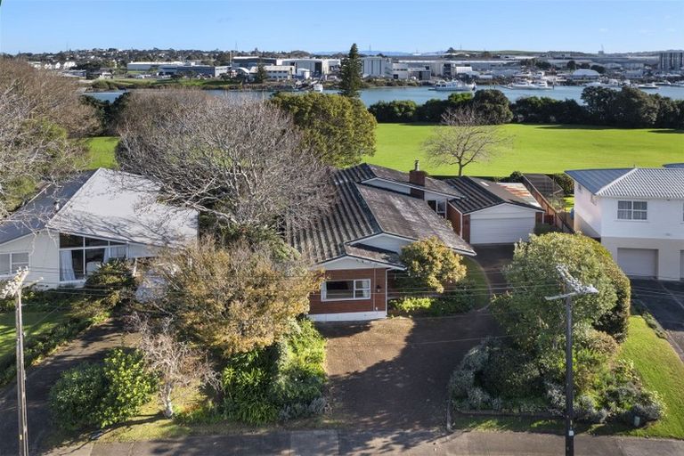 Photo of property in 124 Tiraumea Drive, Pakuranga, Auckland, 2010