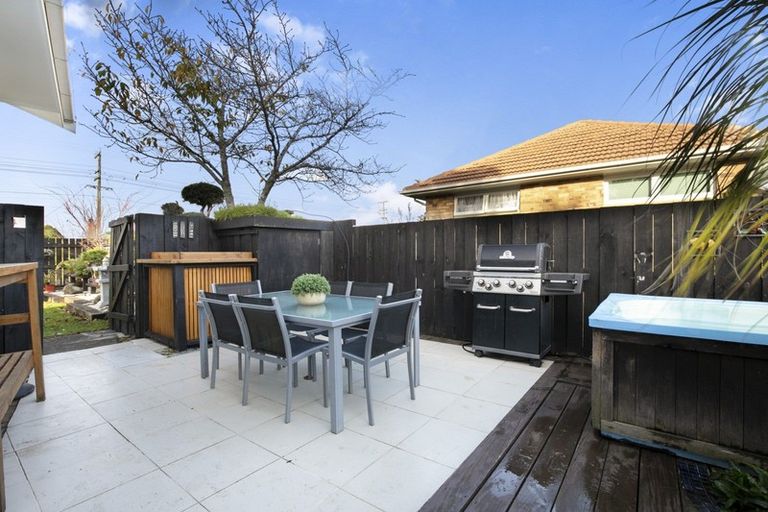 Photo of property in 2 Thomas Rea Place, Te Atatu South, Auckland, 0610