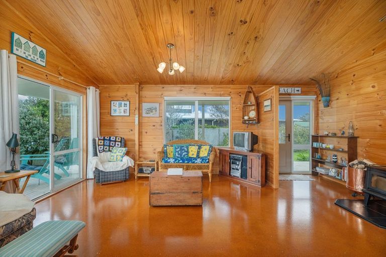 Photo of property in 10 Martin Place, Cooks Beach, Whitianga, 3591