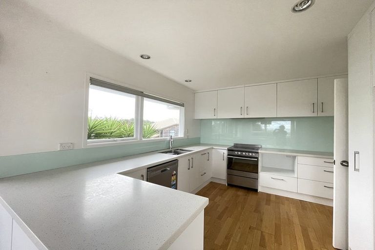 Photo of property in 1/64 Aberdeen Road, Campbells Bay, Auckland, 0620