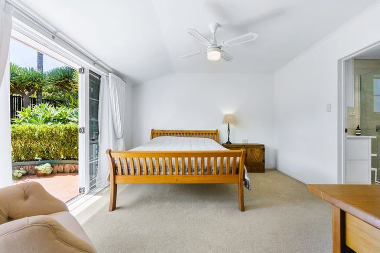 Photo of property in 3a Leiden Place, Totara Vale, Auckland, 0629