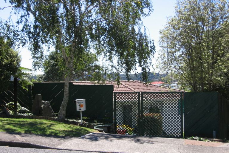 Photo of property in 1 Mcglashen Place, Beach Haven, Auckland, 0626