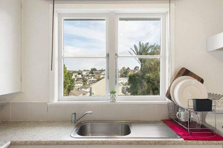 Photo of property in 1/160 Forrest Hill Road, Forrest Hill, Auckland, 0620