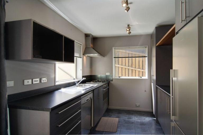 Photo of property in 28 Wynyard Crescent, Fernhill, Queenstown, 9300