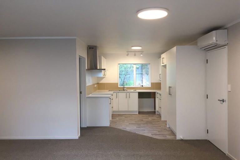 Photo of property in 2/5 Woodall Place, Totara Vale, Auckland, 0627