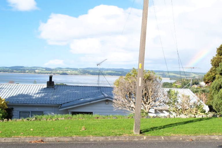 Photo of property in 1 Montgomery Crescent, Cockle Bay, Auckland, 2014