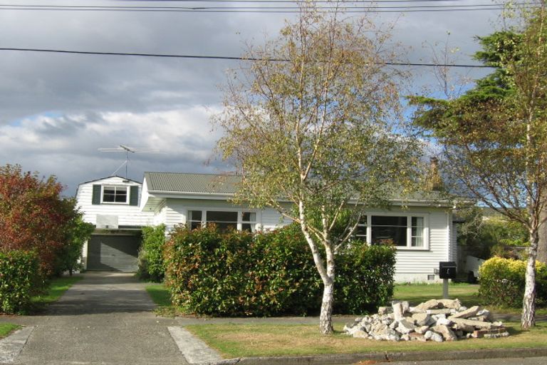 Photo of property in 4 Coates Grove, Silverstream, Upper Hutt, 5019