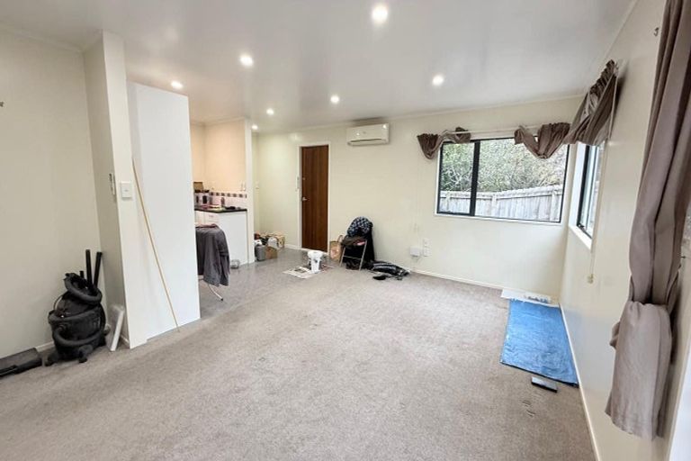 Photo of property in 79 Kemp Road, Massey, Auckland, 0614