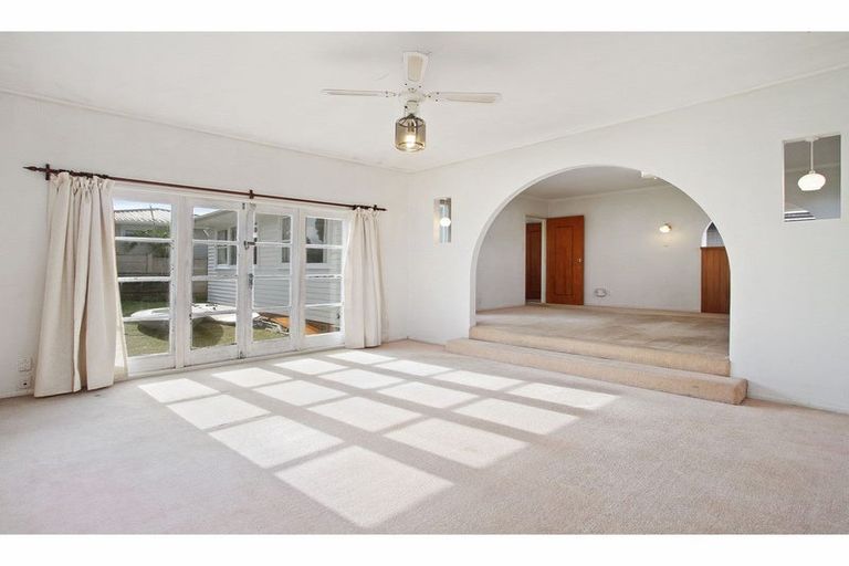 Photo of property in 3 Ngatoa Place, Glenfield, Auckland, 0629