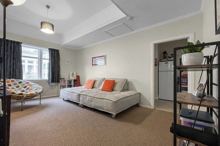 Photo of property in 8 Rixon Grove, Mount Victoria, Wellington, 6011