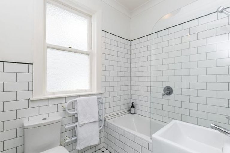 Photo of property in 4/17 Oriental Terrace, Oriental Bay, Wellington, 6011