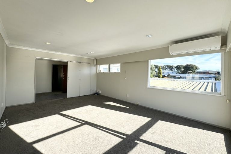 Photo of property in 92 Bond Crescent, Forrest Hill, Auckland, 0620