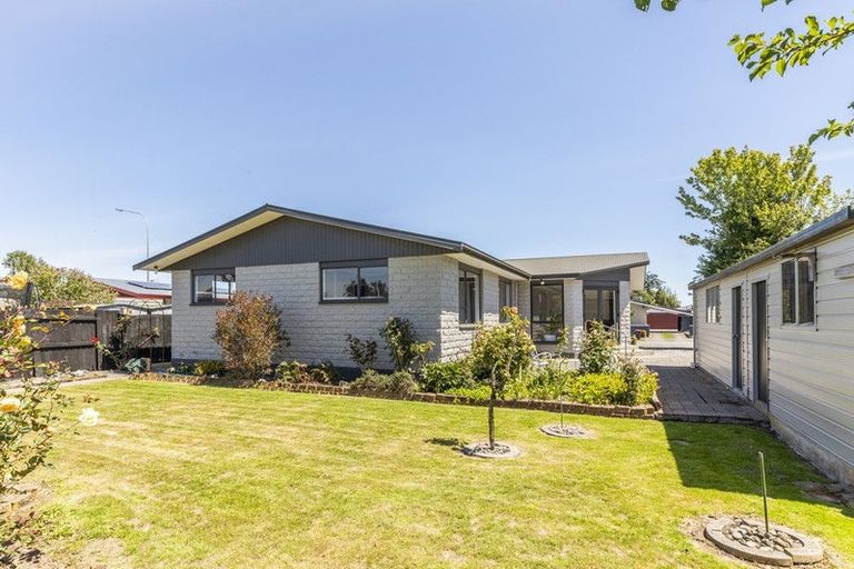 Photo of property in 17 Banks Place, Rangiora, 7400